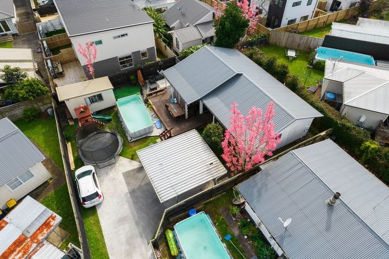 Photo of property in 61a Graham Avenue, Te Atatu Peninsula, Auckland, 0610