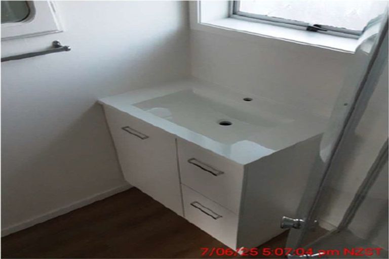 Photo of property in 1 Albany Road, One Tree Point, 0118