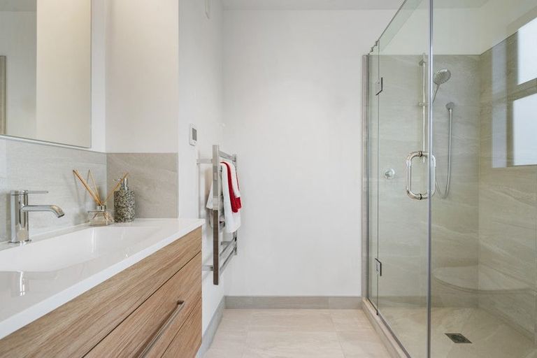 Photo of property in 43 Oteha Valley Road, Northcross, Auckland, 0632