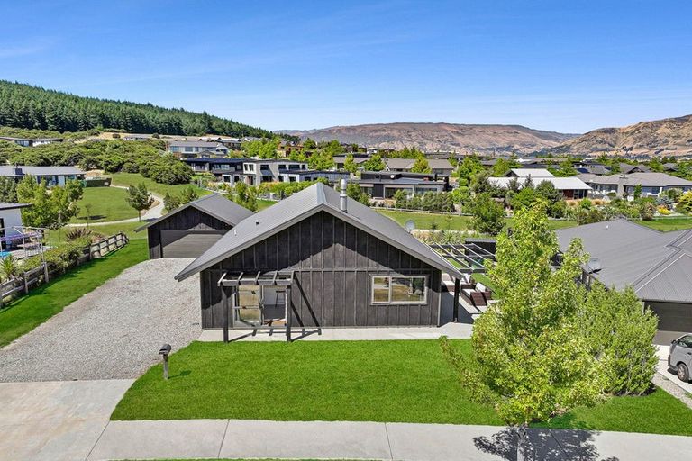Photo of property in 52 Minaret Ridge, Wanaka, 9305