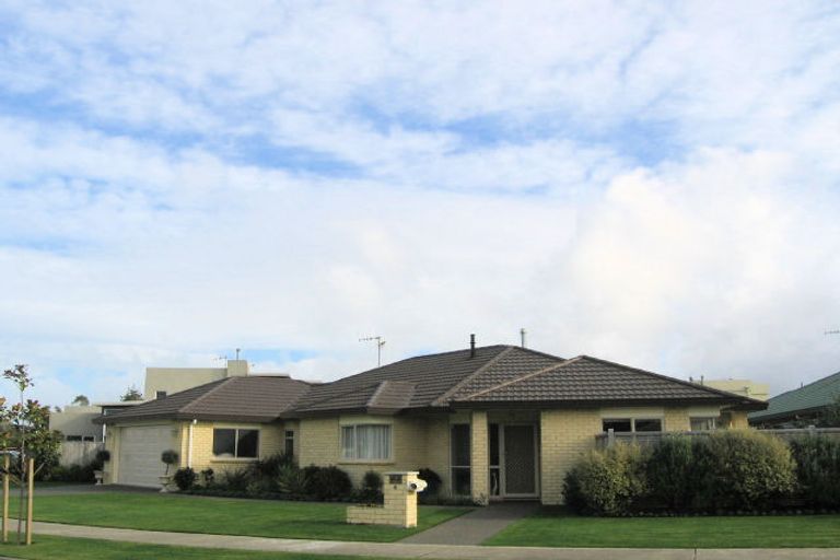 Photo of property in 4 San Priamo Place, Paraparaumu Beach, Paraparaumu, 5032