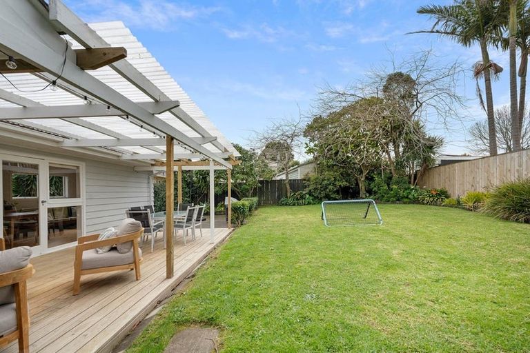 Photo of property in 18 Booralee Avenue, Botany Downs, Auckland, 2010