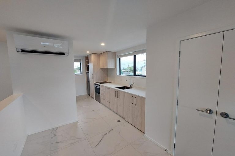 Photo of property in 2/87 Taikata Road, Te Atatu Peninsula, Auckland, 0610