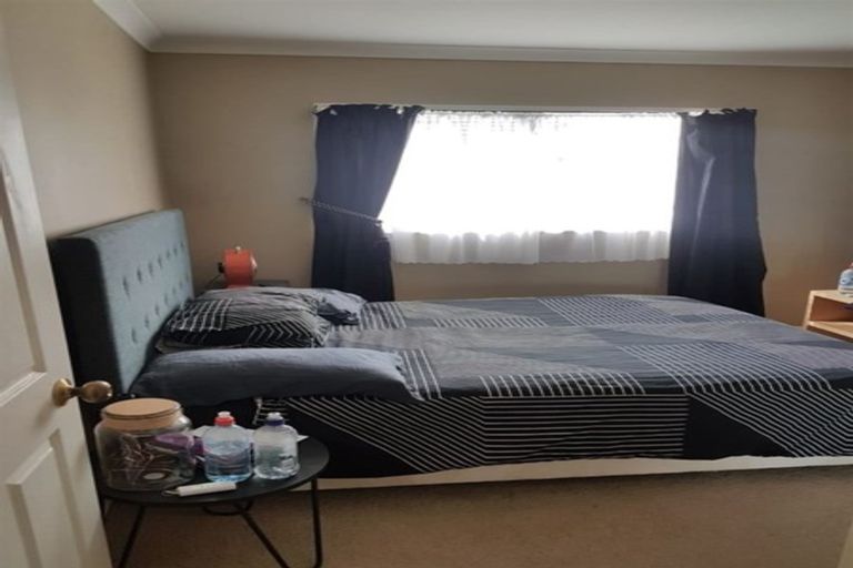 Photo of property in 38 Harbour View Road, Te Atatu Peninsula, Auckland, 0610