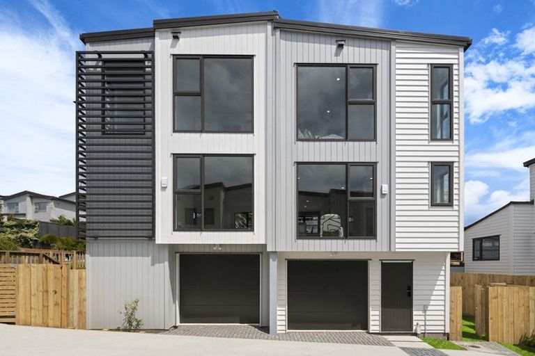Photo of property in 3/1088 Beach Road, Torbay, Auckland, 0630