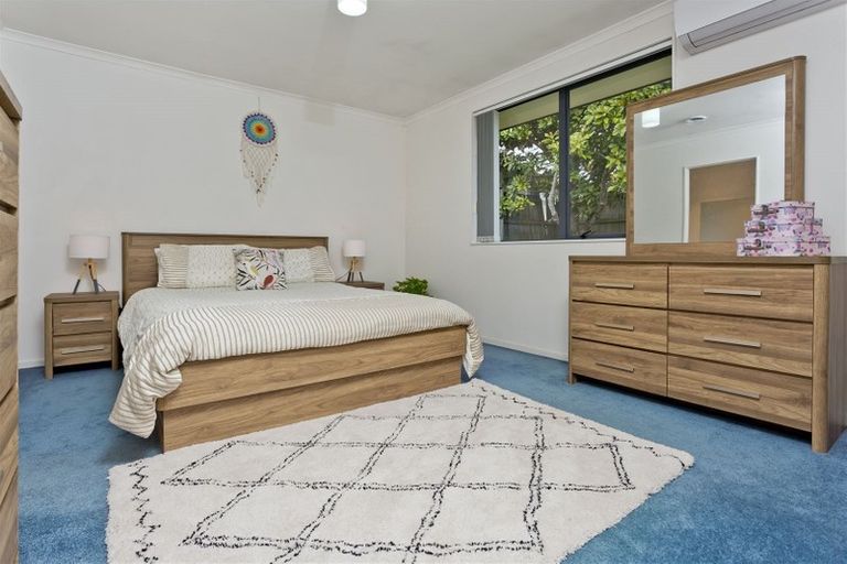 Photo of property in 16 Plumstead Rise, Glen Eden, Auckland, 0602