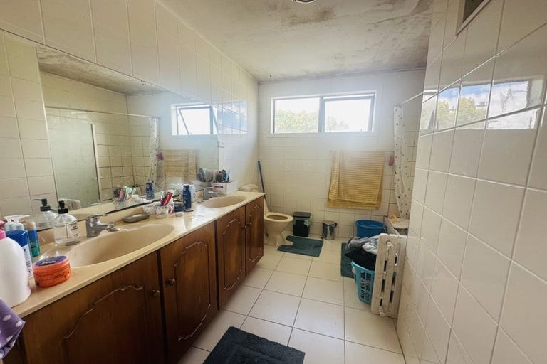 Photo of property in 64 Golf Road, New Lynn, Auckland, 0600