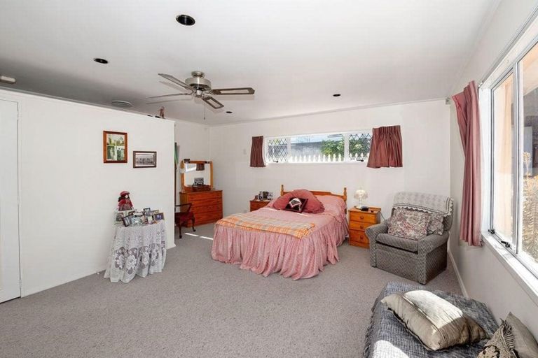 Photo of property in 28 Nikau Street, New Lynn, Auckland, 0600