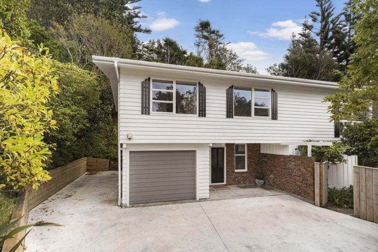 Photo of property in 71 Churton Drive, Churton Park, Wellington, 6037