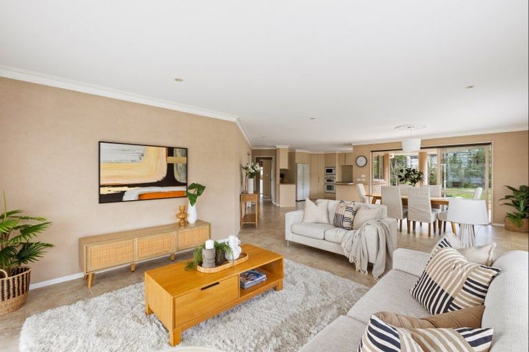 Photo of property in 52 Grovenor Drive, Orewa, 0931