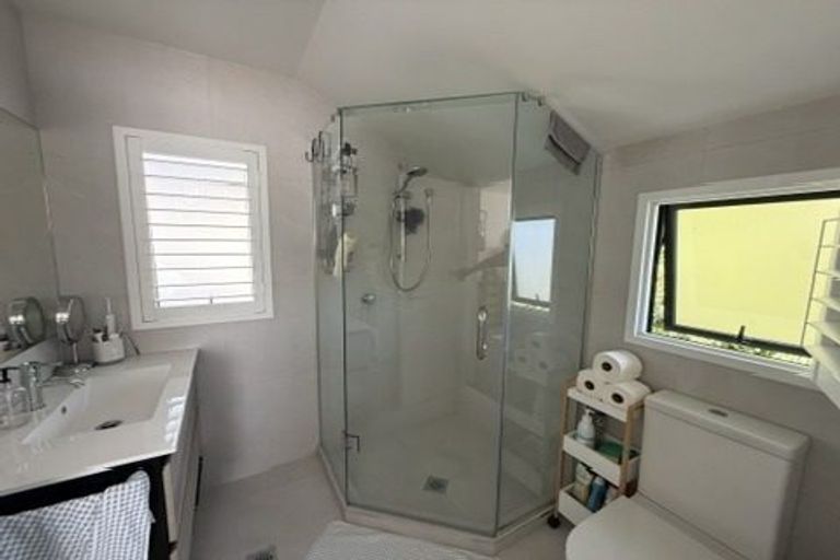 Photo of property in 905e East Coast Road, Northcross, Auckland, 0632
