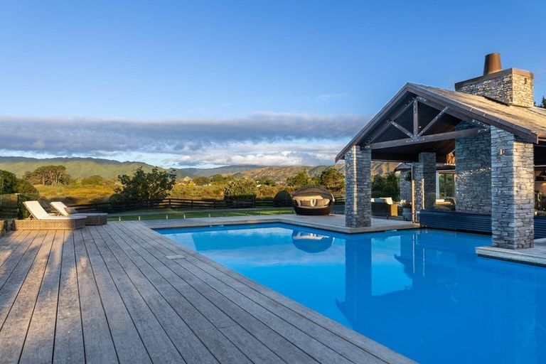 Photo of property in 2 Otaihanga Road, Paraparaumu Beach, Paraparaumu, 5032