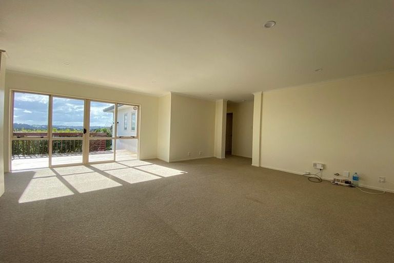 Photo of property in 8 Canary Place, Unsworth Heights, Auckland, 0632