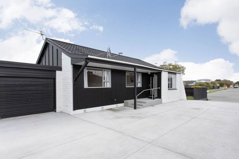Photo of property in 8 Ashwood Street, Parklands, Christchurch, 8083