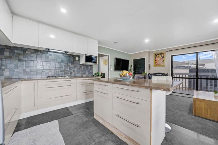 Photo of property in 2/33 Seaward Place, Wattle Downs, Auckland, 2103