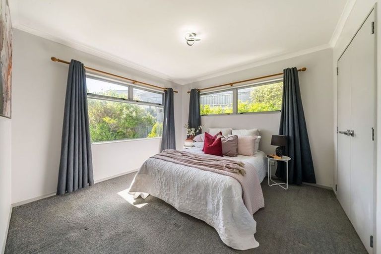 Photo of property in 18 Cresswell Place, Johnsonville, Wellington, 6037