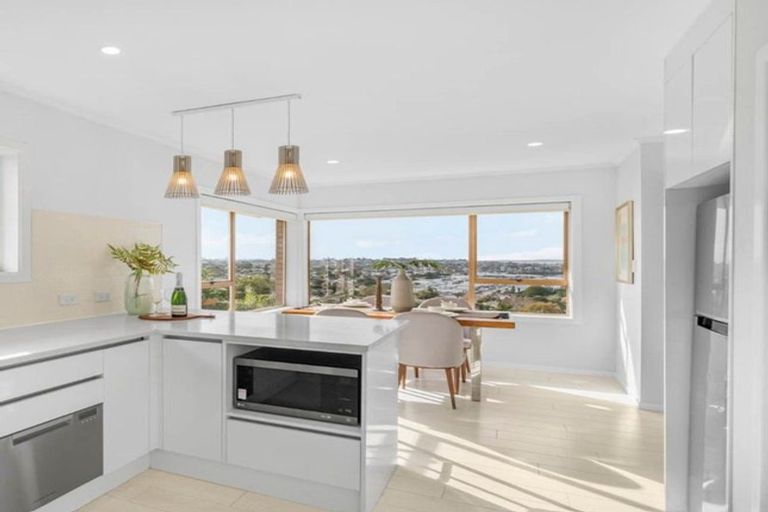 Photo of property in 611b Glenfield Road, Totara Vale, Auckland, 0629