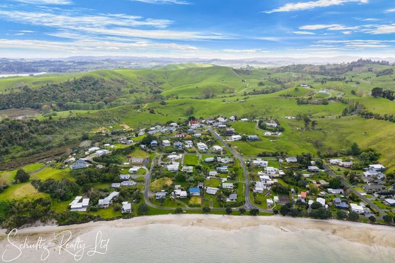 Photo of property in 23 Oxford Street, Whakapirau, 0583