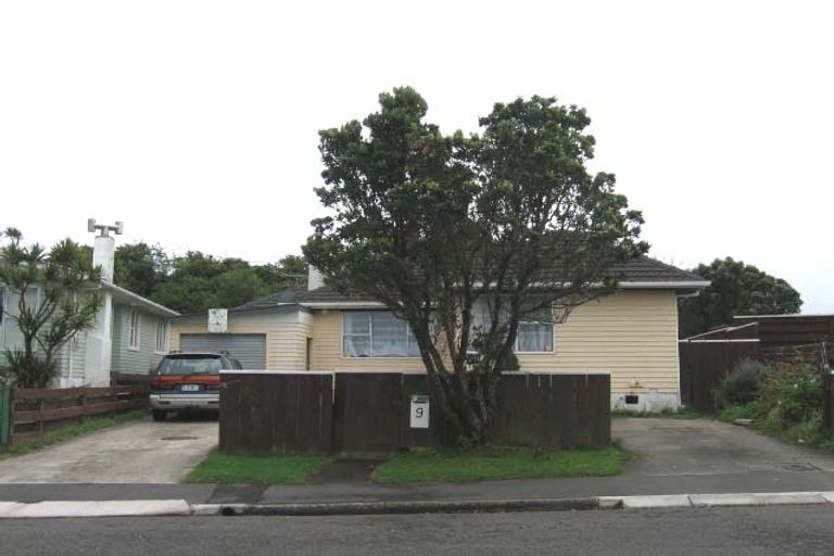 Photo of property in 9 Loasby Crescent, Newlands, Wellington, 6037