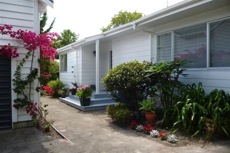 Photo of property in 2/20 Russell Street, Stanley Point, Auckland, 0624
