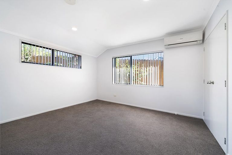 Photo of property in 18 Plumstead Rise, Glen Eden, Auckland, 0602