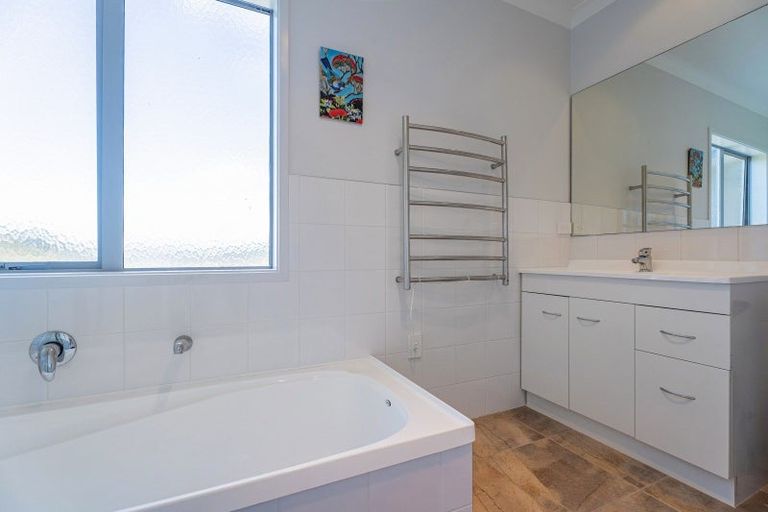 Photo of property in 16 Ohuka Place, Whitianga, 3510