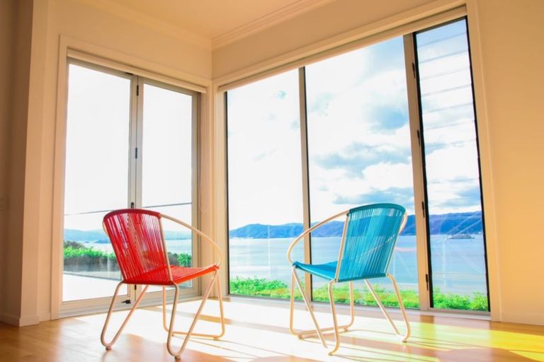 Photo of property in 116 Nevay Road, Karaka Bays, Wellington, 6022