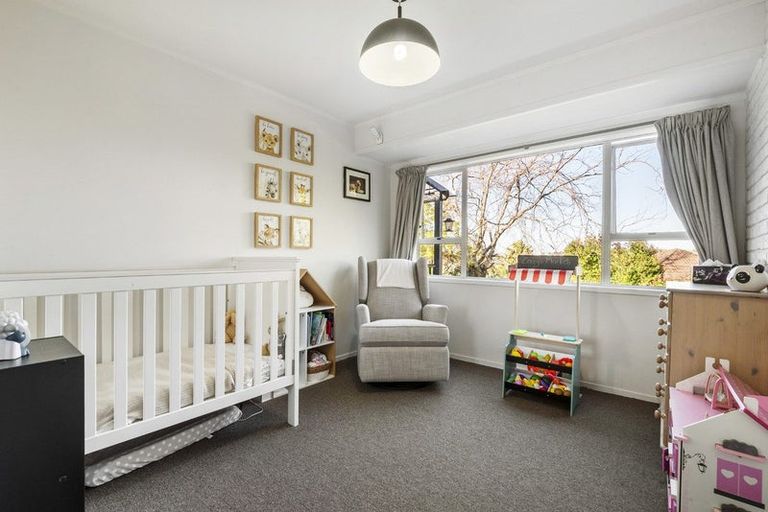 Photo of property in 1/6 Phillipa Place, Browns Bay, Auckland, 0630