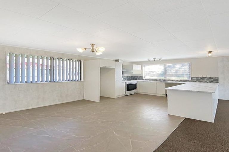 Photo of property in 18 Glen Close, Glen Eden, Auckland, 0602