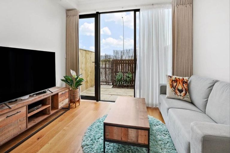 Photo of property in 93 Waipuhinui Way, Wiri, Auckland, 2104