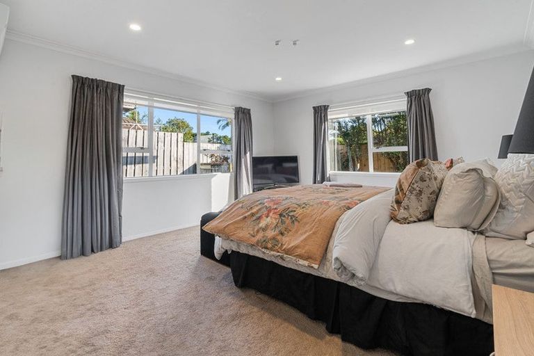 Photo of property in 8 Rarahu Place, The Gardens, Auckland, 2105