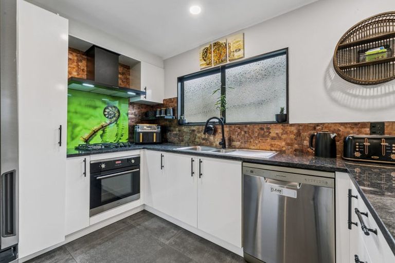 Photo of property in 2/22 Merton Avenue, Glenfield, Auckland, 0627
