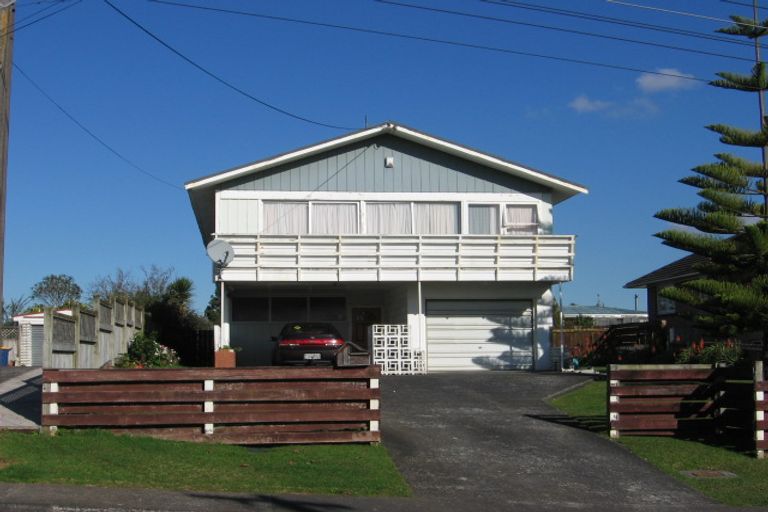 Photo of property in 12 School Road, Te Atatu South, Auckland, 0610