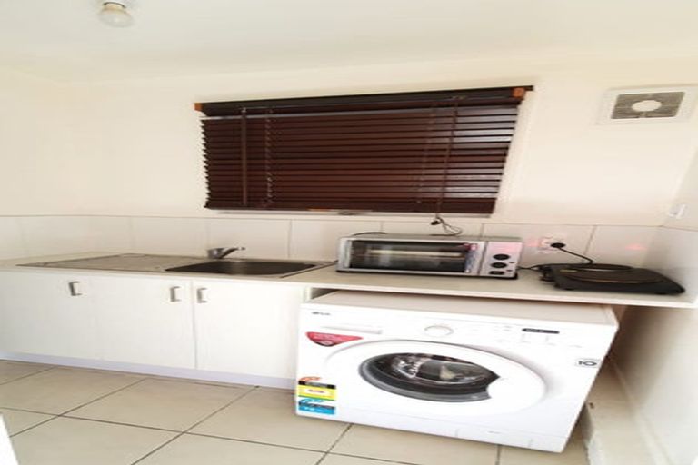 Photo of property in 13 Vina Place, Massey, Auckland, 0614