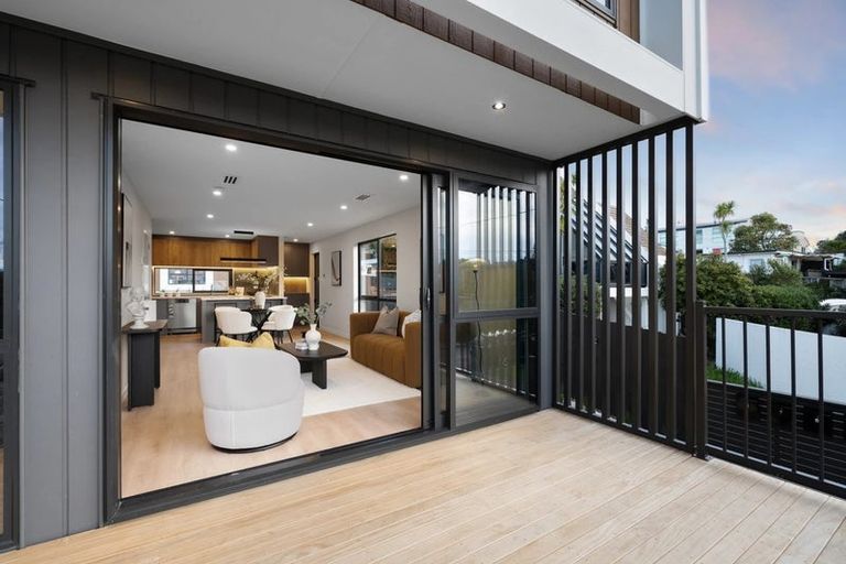 Photo of property in 2/32 Beulah Avenue, Rothesay Bay, Auckland, 0630