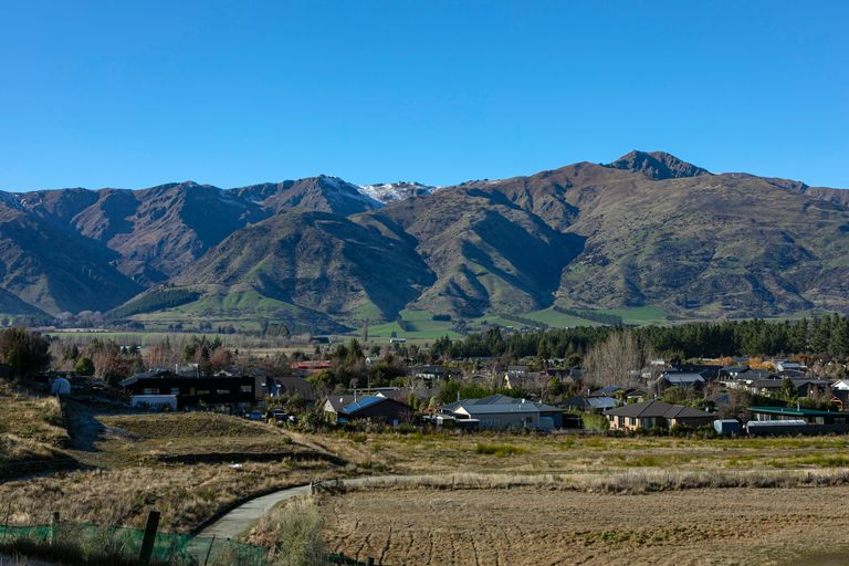 Photo of property in 33 Tomtit Crescent, Lake Hawea, 9382