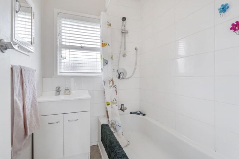 Photo of property in 1/8 Manuka Road, Glenfield, Auckland, 0629