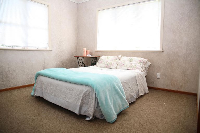 Photo of property in 32 Youngs Road, Papakura, 2110