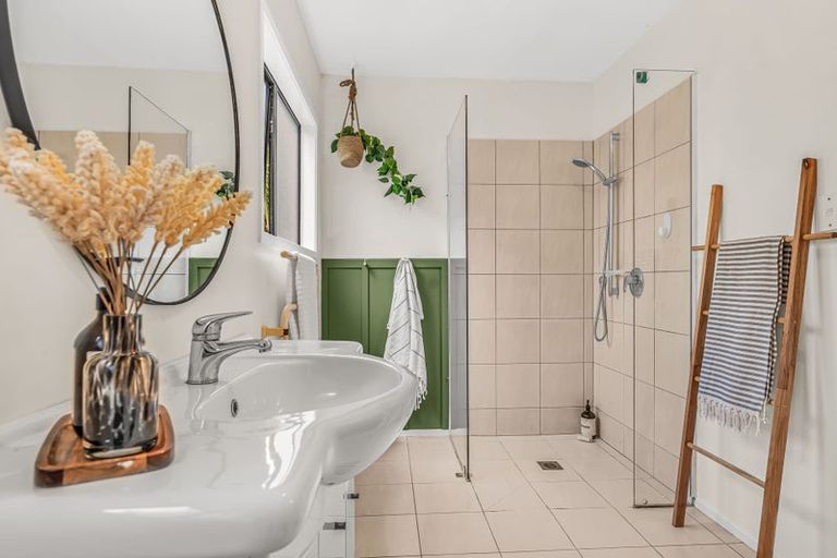 Photo of property in 6 Rautawhiri Road, Helensville, 0800
