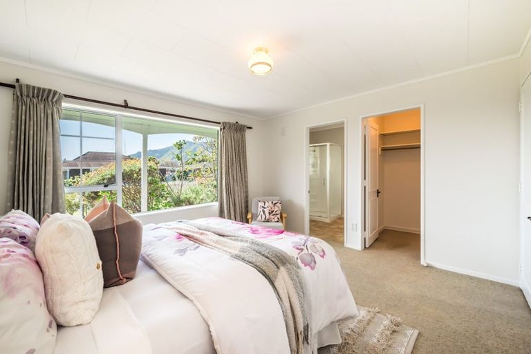Photo of property in 33 Rewarewa Crescent, Waikanae, 5036