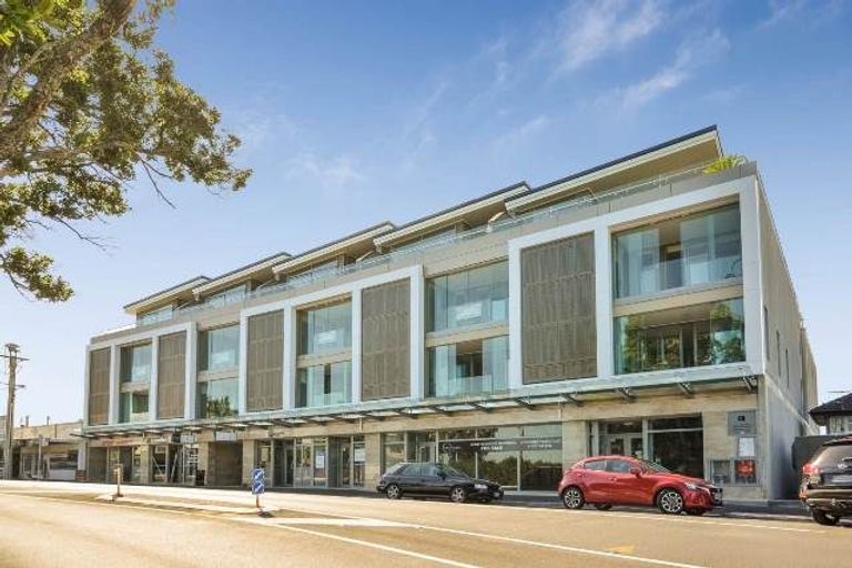 Photo of property in 585/g06 Beach Road, Rothesay Bay, Auckland, 0630