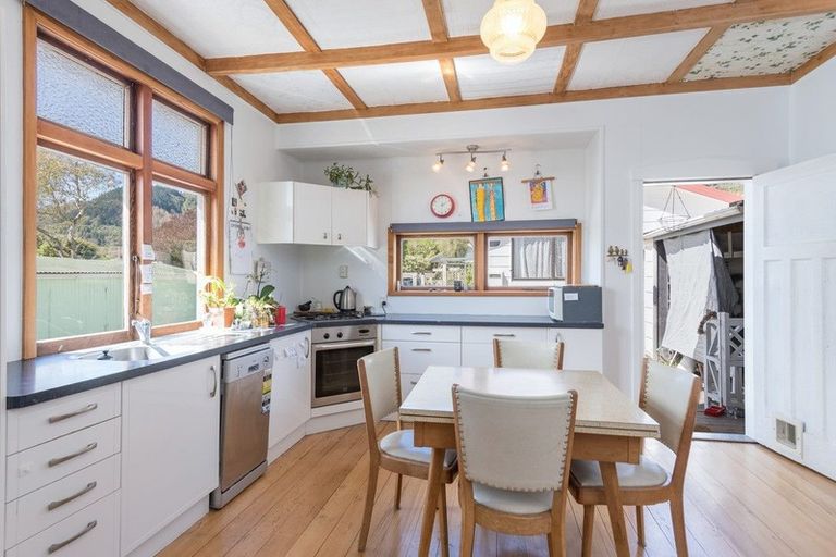 Photo of property in 129 Tipahi Street, Nelson South, Nelson, 7010