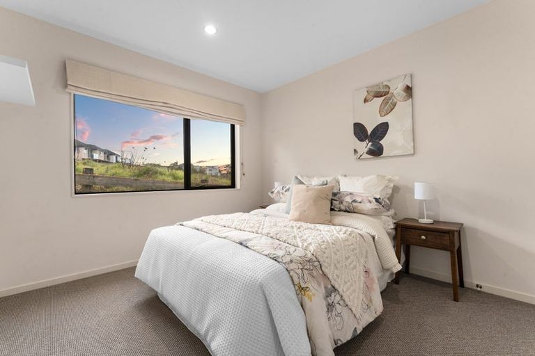 Photo of property in 83 Lake Panorama Drive, Henderson Valley, Auckland, 0612