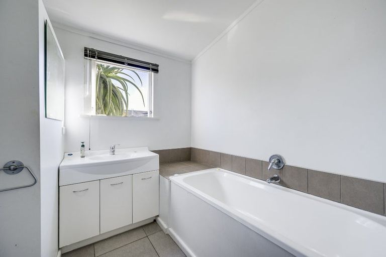 Photo of property in 2 Avondale Road, Taradale, Napier, 4112