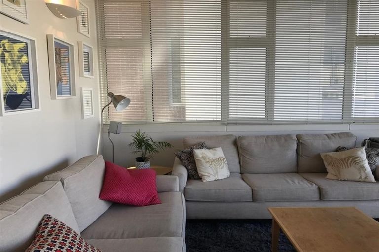 Photo of property in De Vere Apartments, 10/23 Tennyson Street, Te Aro, Wellington, 6011