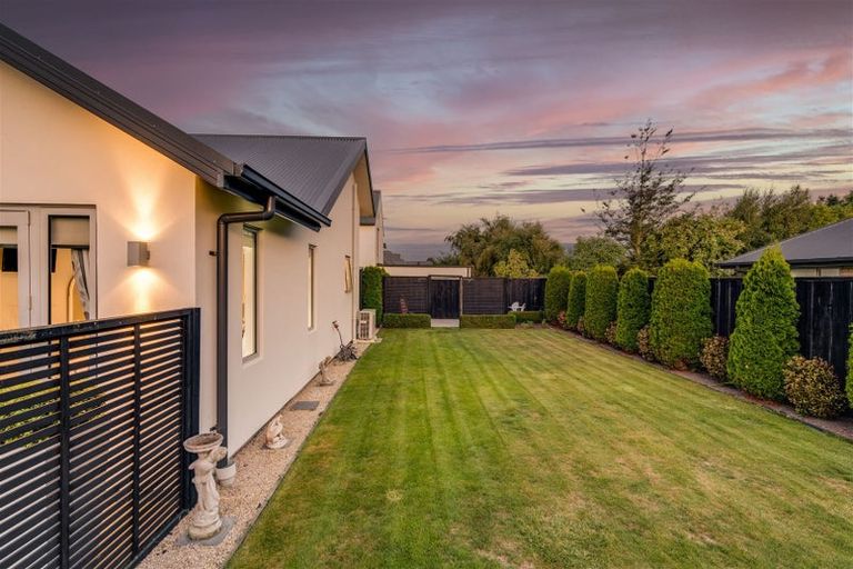 Photo of property in 6 Lakebridge Place, Parklands, Christchurch, 8083