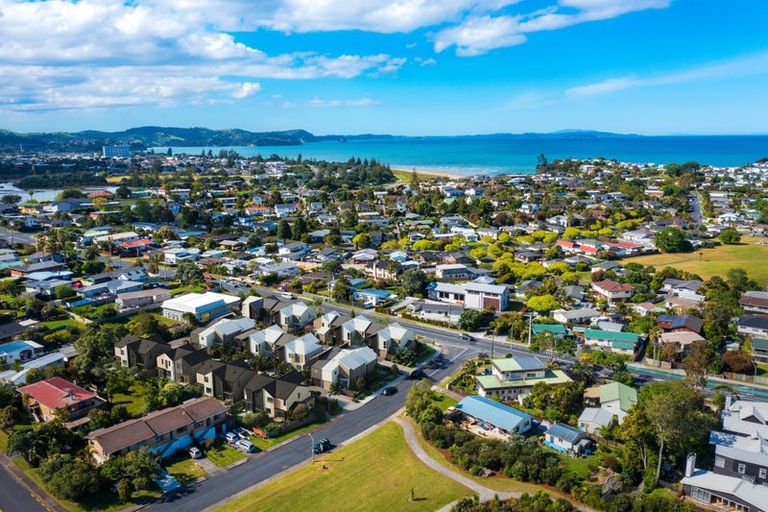 Photo of property in 33 Red Beach Road, Red Beach, 0932