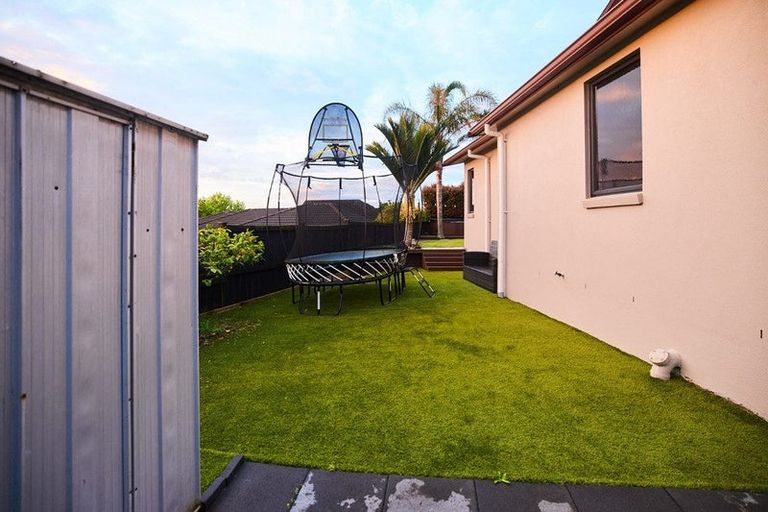 Photo of property in 17 Fernloche Place, Flat Bush, Auckland, 2016