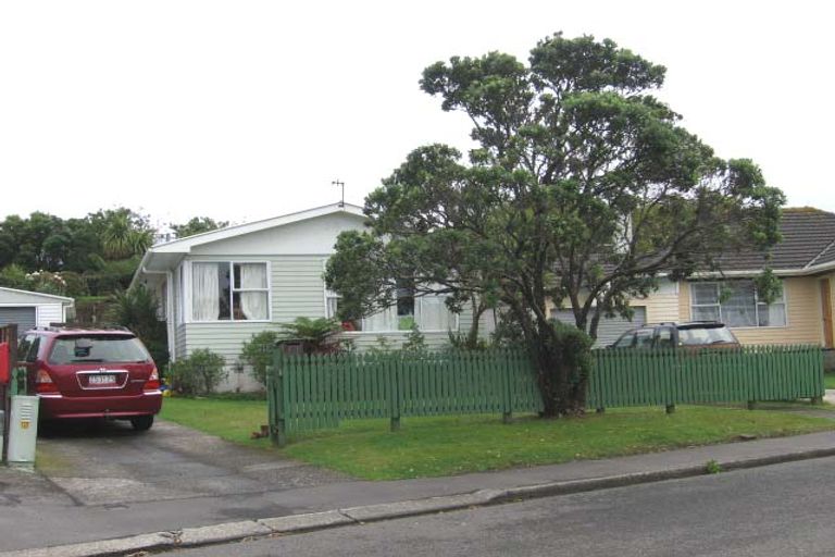 Photo of property in 7 Loasby Crescent, Newlands, Wellington, 6037