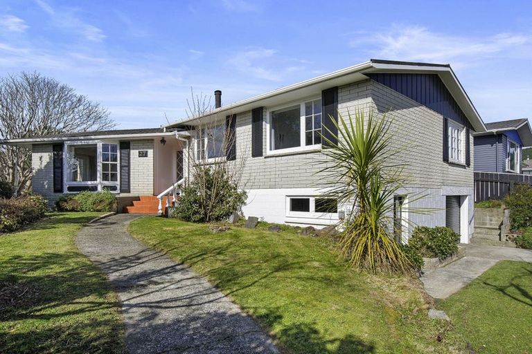 Photo of property in 27 Sunbrae Drive, Silverstream, Upper Hutt, 5019
